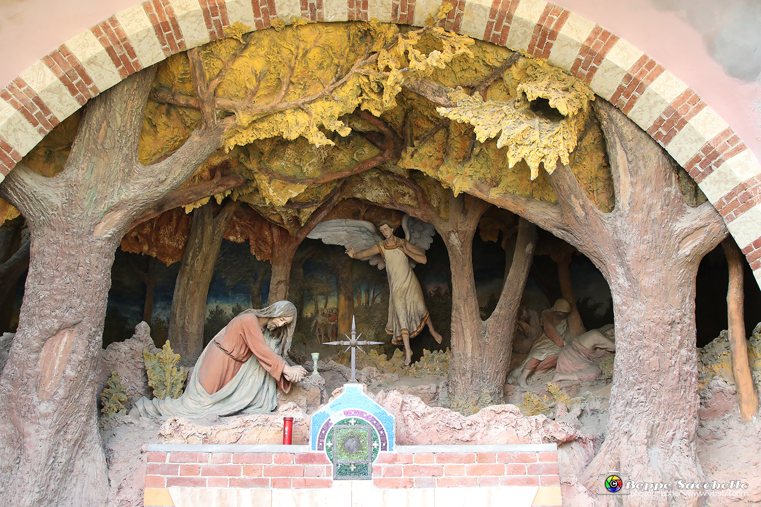 VBS_0945 - I Piloni della Via Crucis del Sacro Monte di Montà d'Alba.jpg